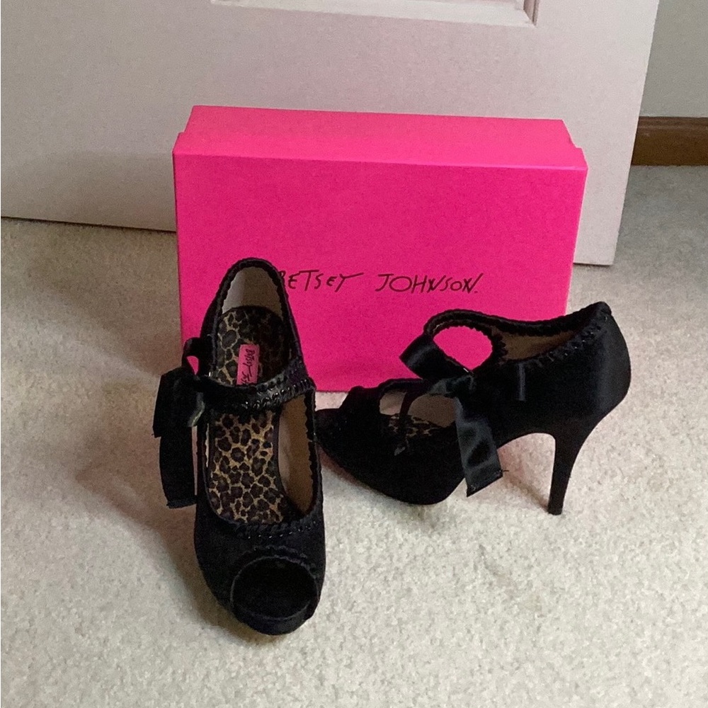 BETSEY JOHNSON, BLK SATIN HEELS
